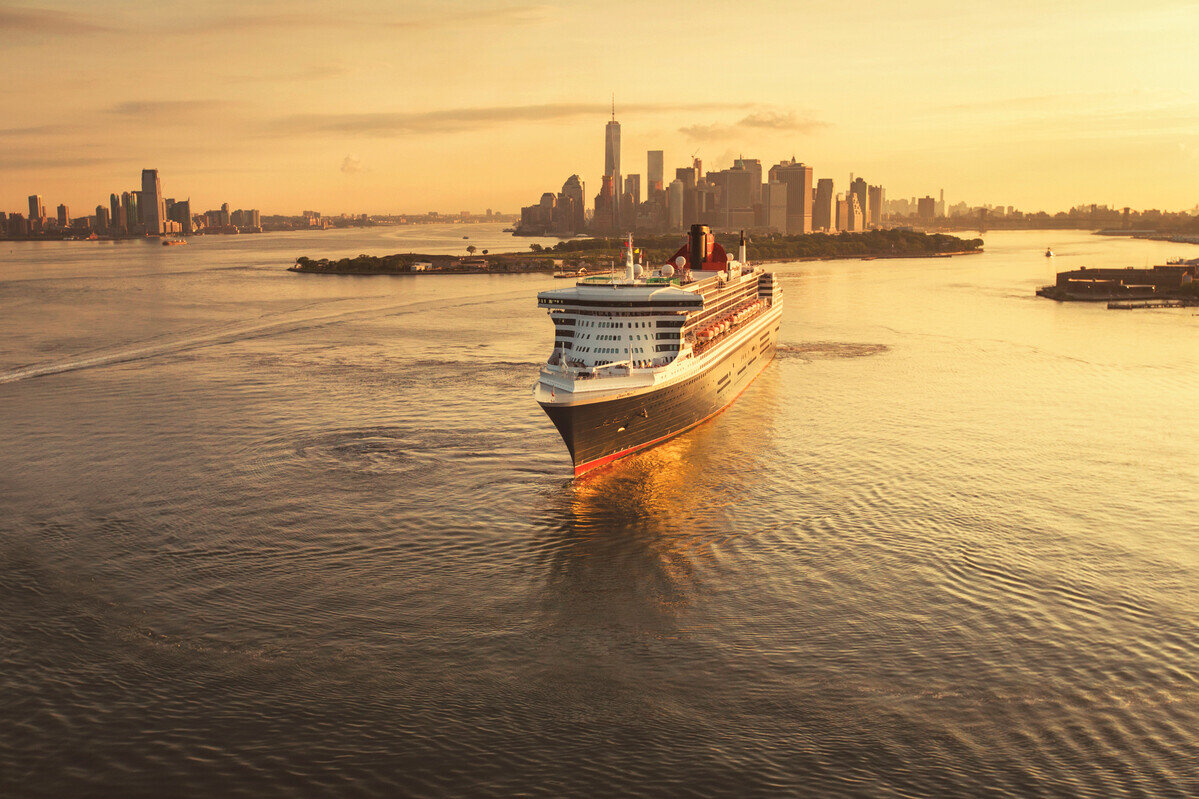 Queen Mary 2 passing the Manhattan skyline at sunrise