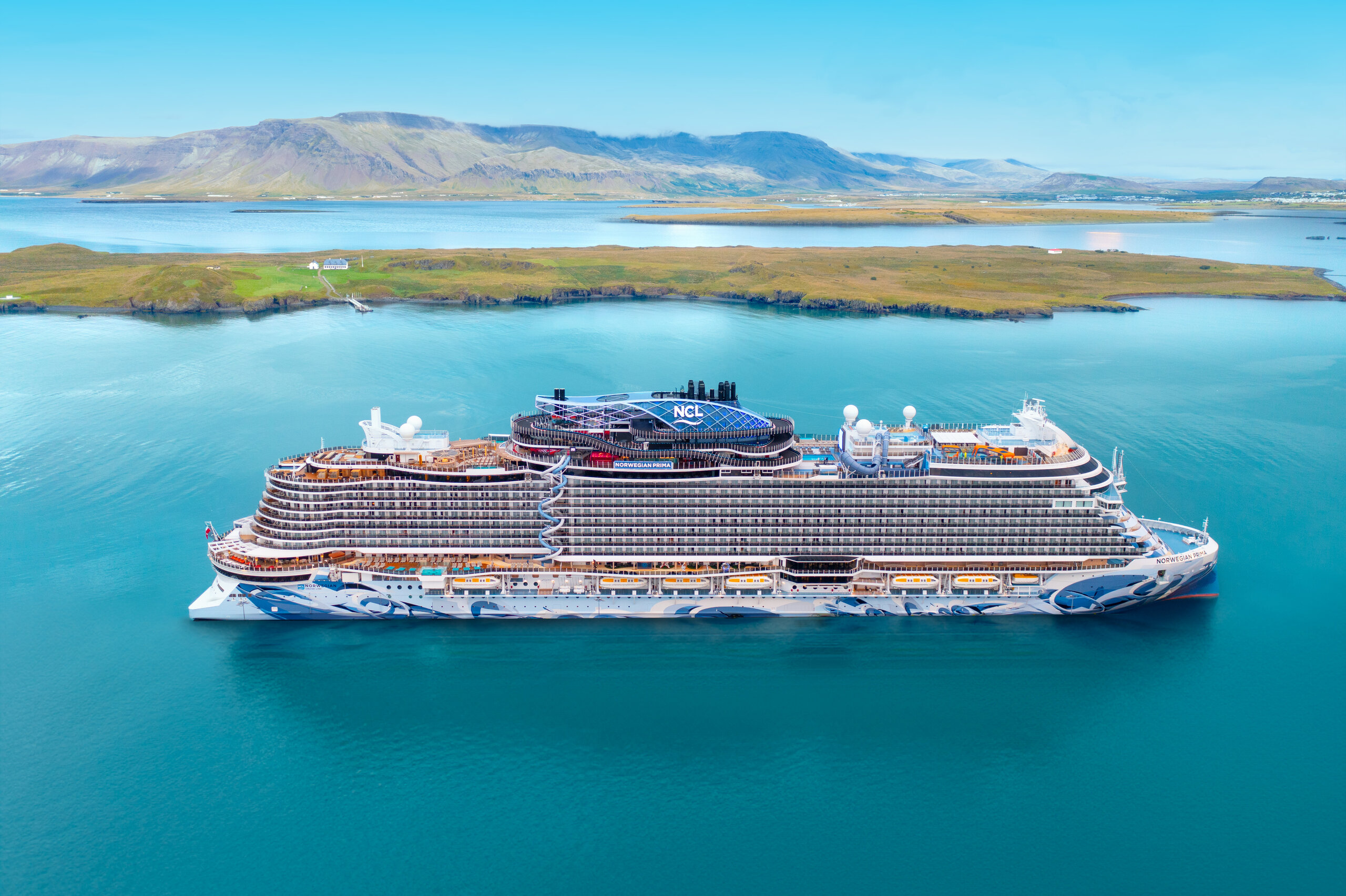 Norwegian Prima, sister ship to Norwegian Viva, at sea
